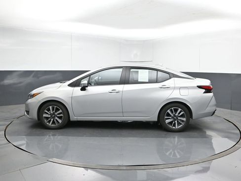 Used 2025 Nissan Versa SV image 3