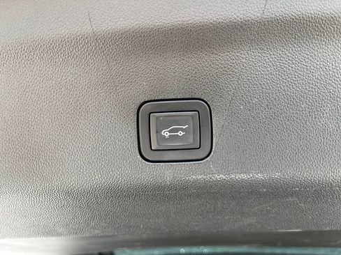 Used 2025 Chevrolet Suburban Z71 AWD/4WD image 24