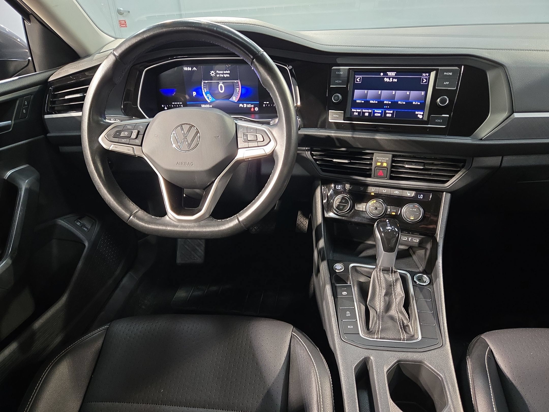 Used 2024 Volkswagen Jetta SE FWD image 9