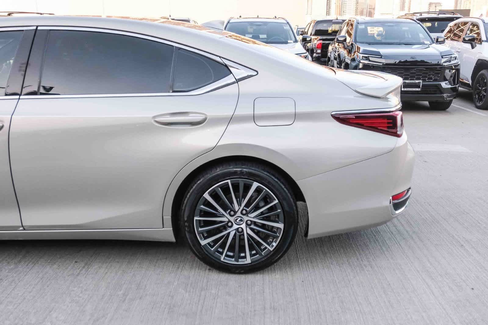 Used 2023 Lexus ES 300h w/ Premium Package FWD image 8