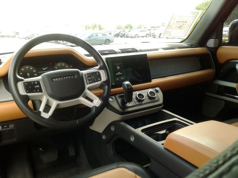 Used 2024 Land Rover Defender 130 X-Dynamic SE AWD/4WD image 13