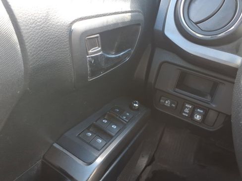 Used 2017 Toyota Tacoma TRD Off-Road AWD/4WD image 19