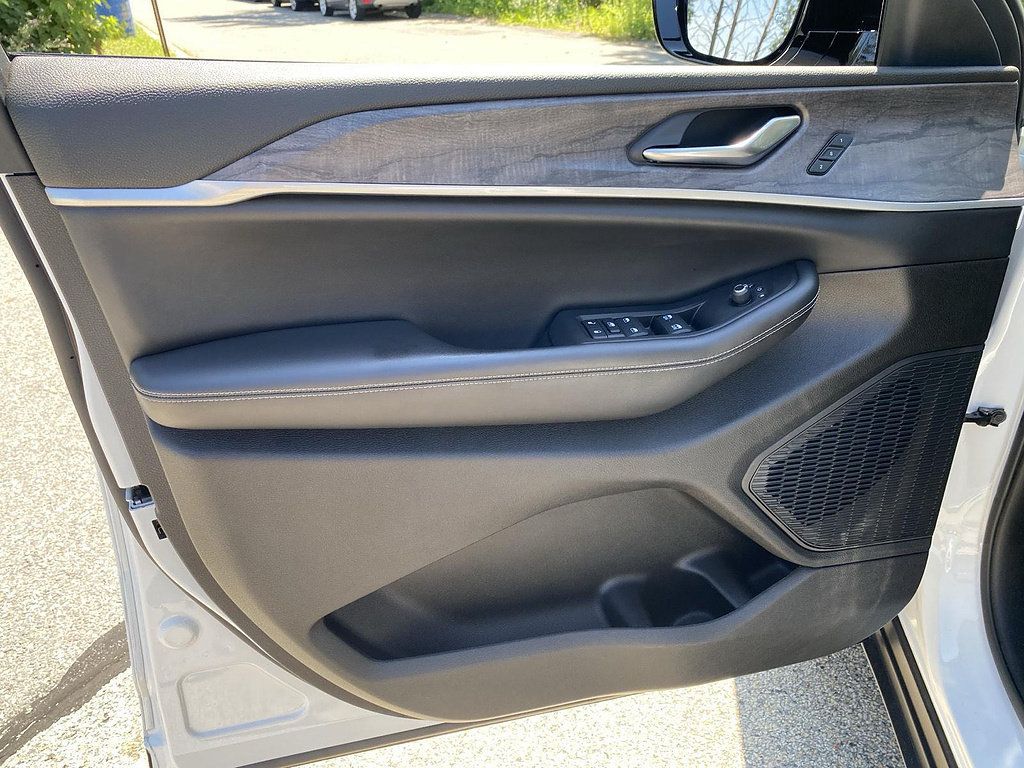 Used 2023 Jeep Grand Cherokee Limited AWD/4WD image 25