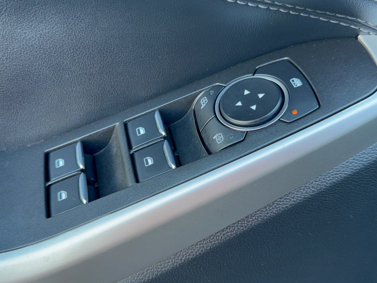 Used 2023 Ford Explorer XLT AWD/4WD image 15