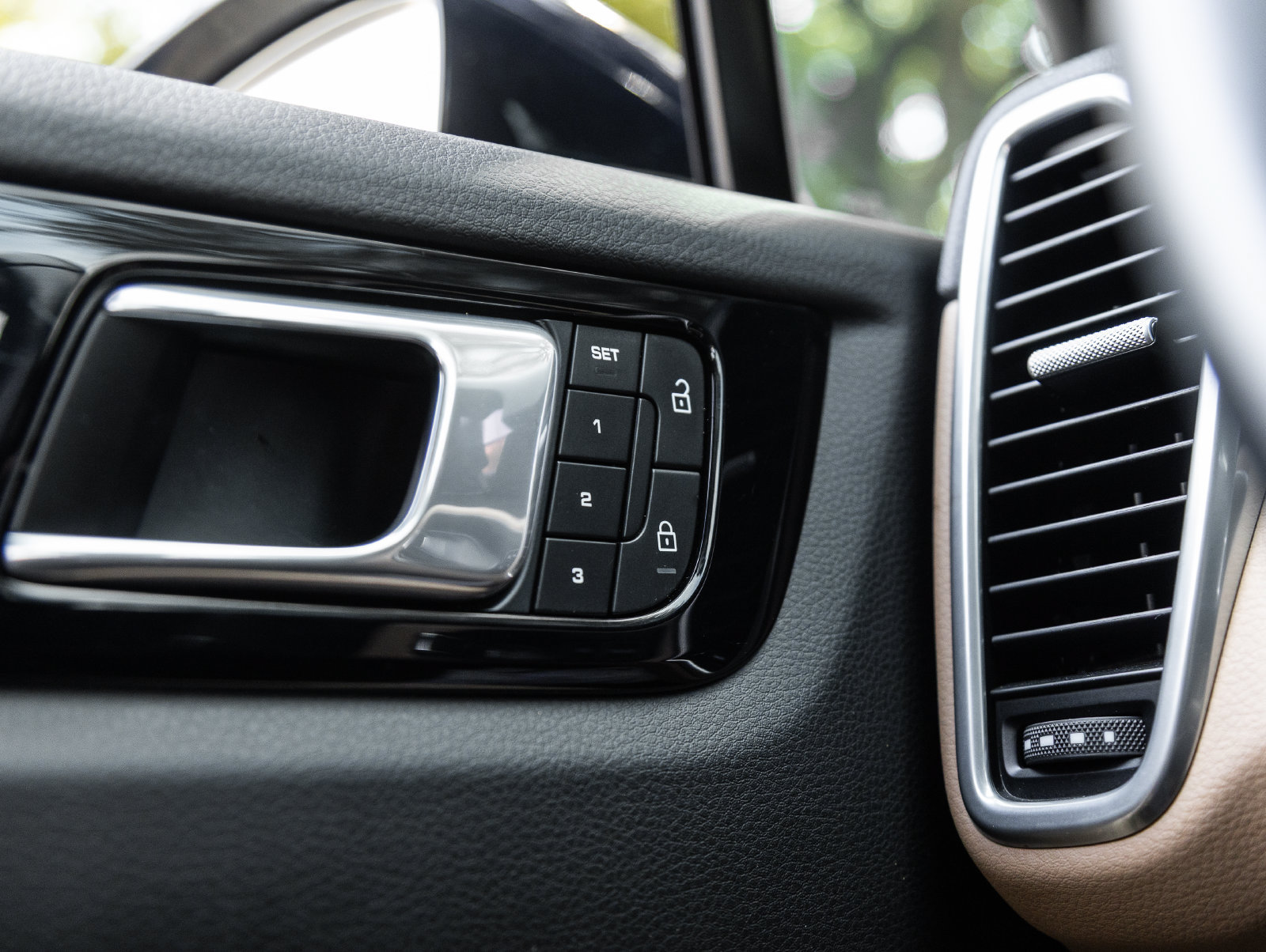 Certified 2023 Porsche Cayenne AWD/4WD image 18