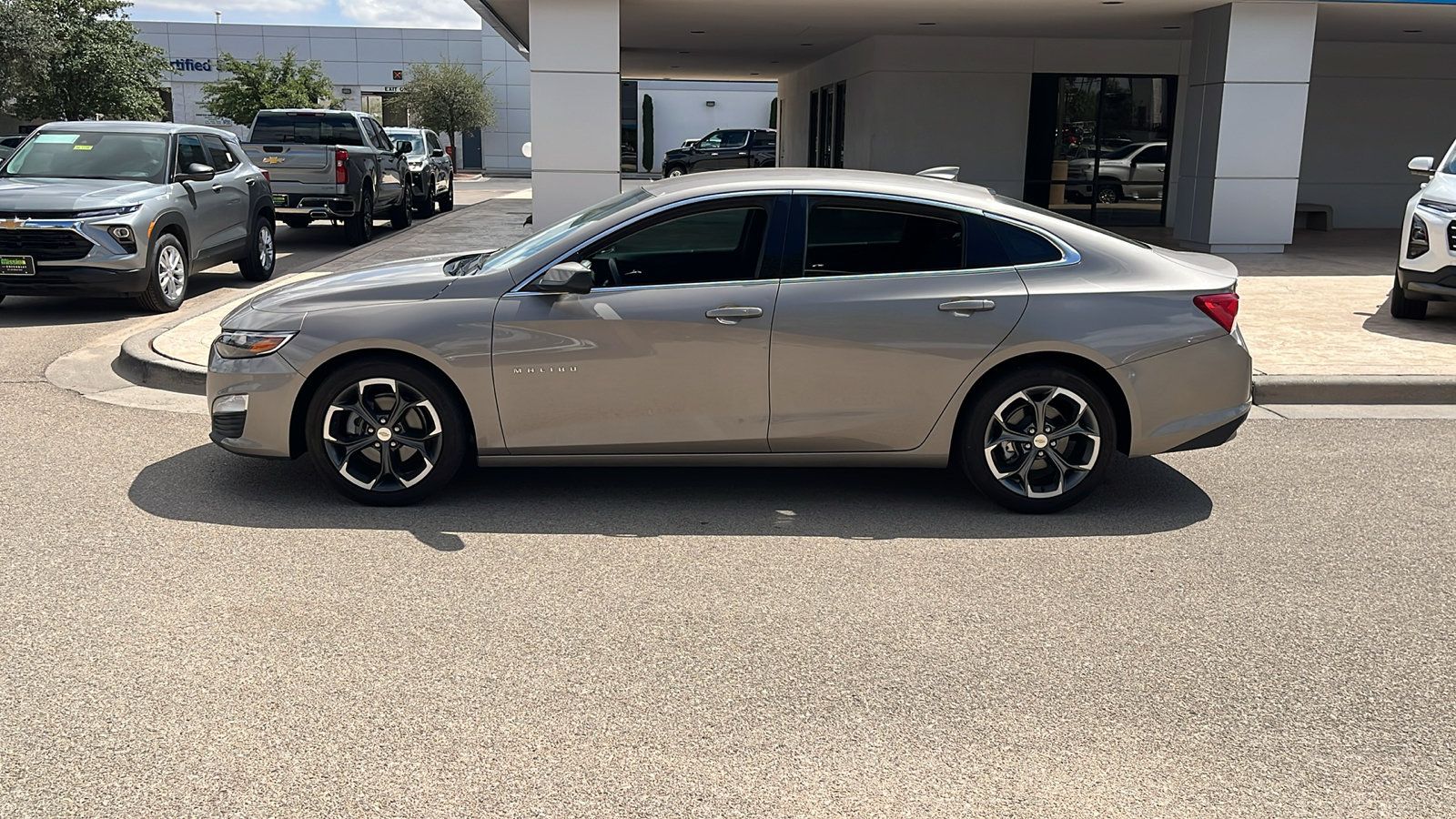 Used 2023 Chevrolet Malibu LT w/ Driver Confidence Package FWD image 4