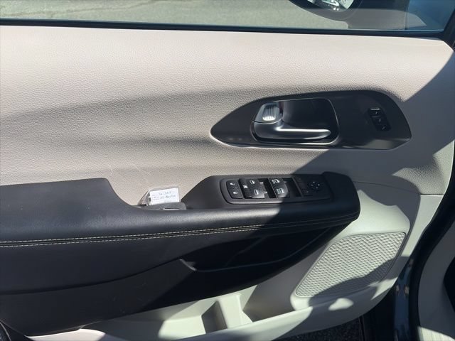 Used 2023 Chrysler Pacifica Touring-L FWD image 15