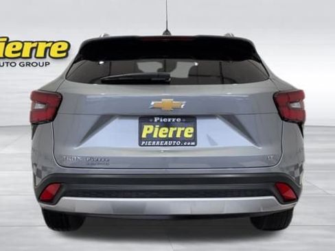 Used 2025 Chevrolet Trax LT w/ LT Convenience Package image 3
