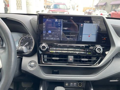 Used 2022 Toyota Highlander Platinum image 9