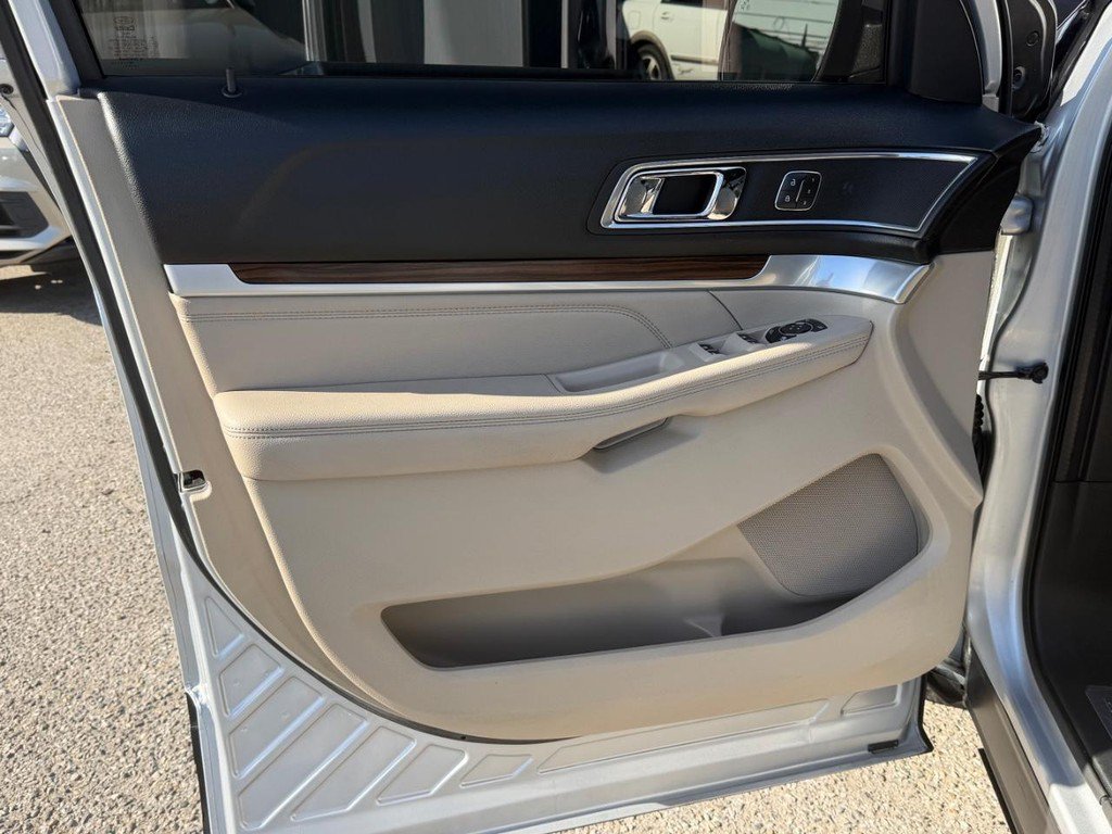 Used 2018 Ford Explorer Limited w/ Ford Safe & Smart Package FWD image 15