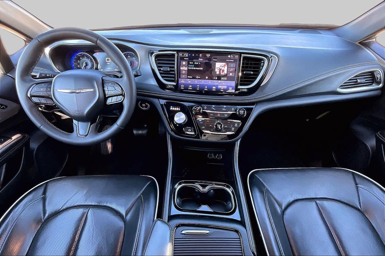 Used 2025 Chrysler Pacifica Limited FWD image 15