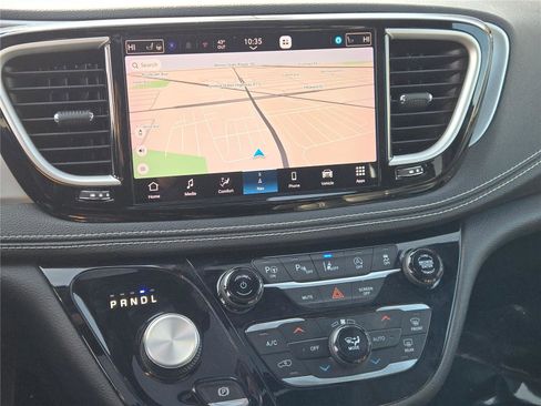 Certified 2021 Chrysler Pacifica Touring-L w/ Uconnect Theater Family Group image 33