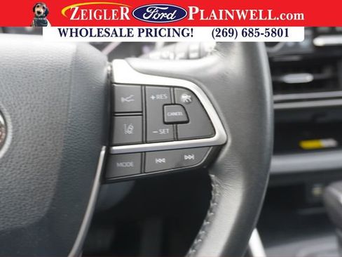Used 2023 Toyota Highlander XLE image 28