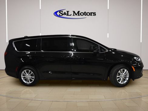 New 2026 Chrysler Pacifica Select AWD/4WD image 7
