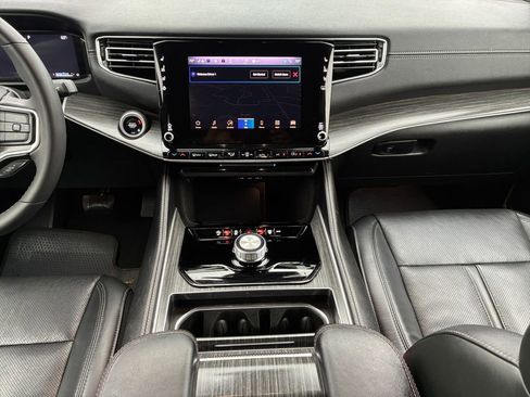 Used 2024 Jeep Wagoneer L Series II image 3