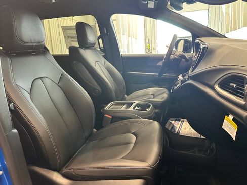 New 2027 Chrysler Pacifica Select AWD/4WD image 37