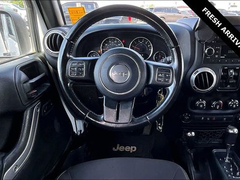 Used 2018 Jeep Wrangler Unlimited Sahara w/ Connectivity Group AWD/4WD image 10