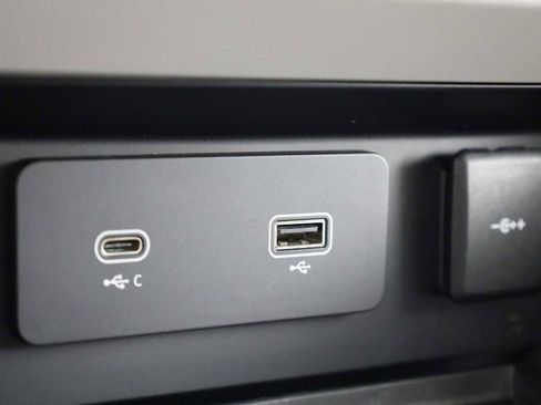 Used 2020 Land Rover Defender 110 SE image 33