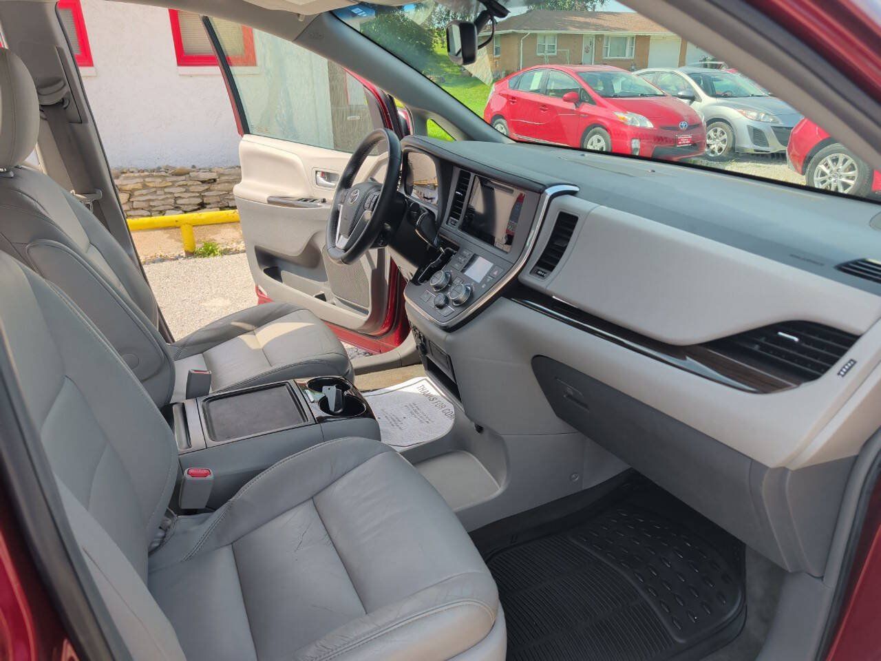 Used 2016 Toyota Sienna XLE w/ XLE Navigation Package FWD image 21