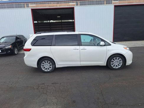 Used 2017 Toyota Sienna XLE w/ XLE Navigation Package image 9