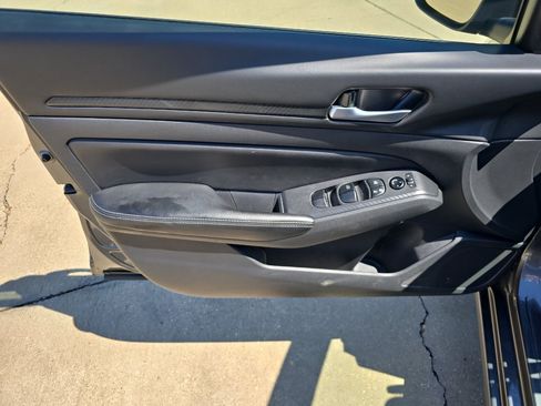 Used 2025 Nissan Altima 2.5 SV FWD image 17