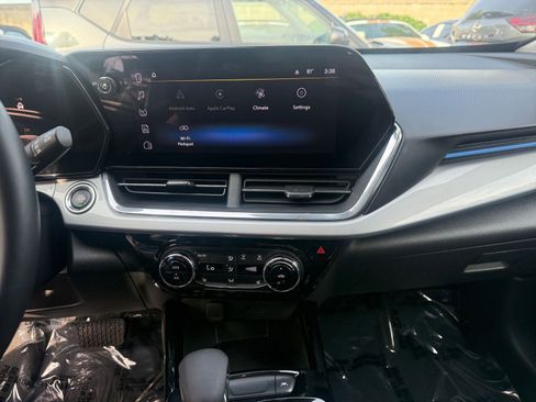 Used 2025 Chevrolet Trax LT w/ LT Convenience Package image 17