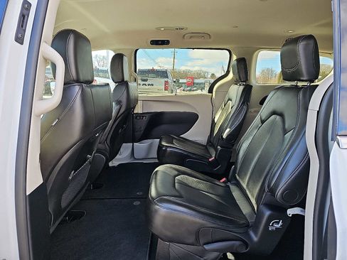 Used 2024 Chrysler Pacifica Touring-L image 11