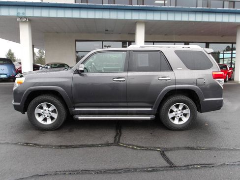 Used 2011 Toyota 4Runner SR5 w/ Convenience Pkg image 2