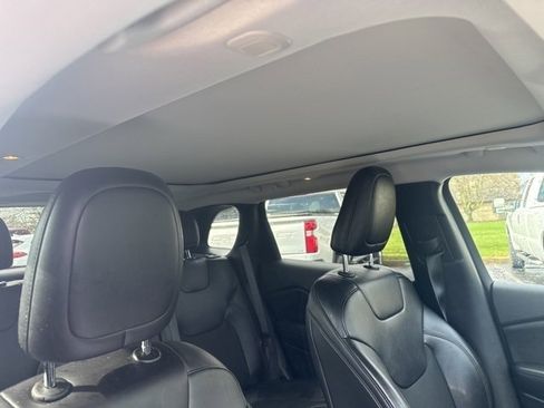 Used 2020 Jeep Cherokee Latitude Plus image 16