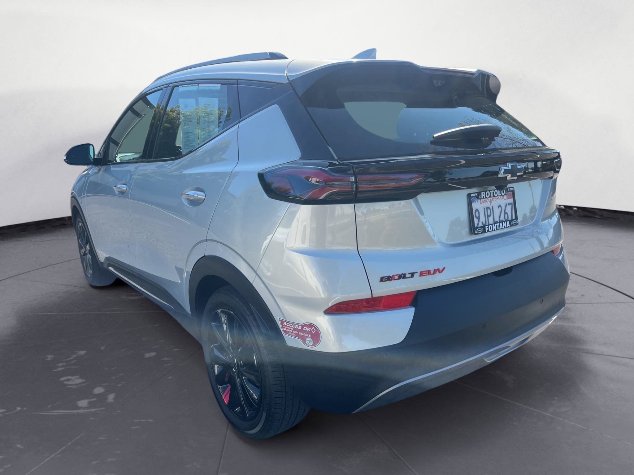 Used 2023 Chevrolet Bolt EUV Premier w/ Sun & Sound Package FWD image 8