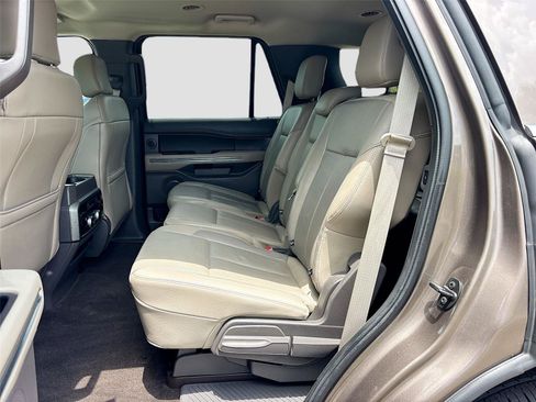 Used 2018 Ford Expedition XLT w/ Equipment Group 202A RWD image 23