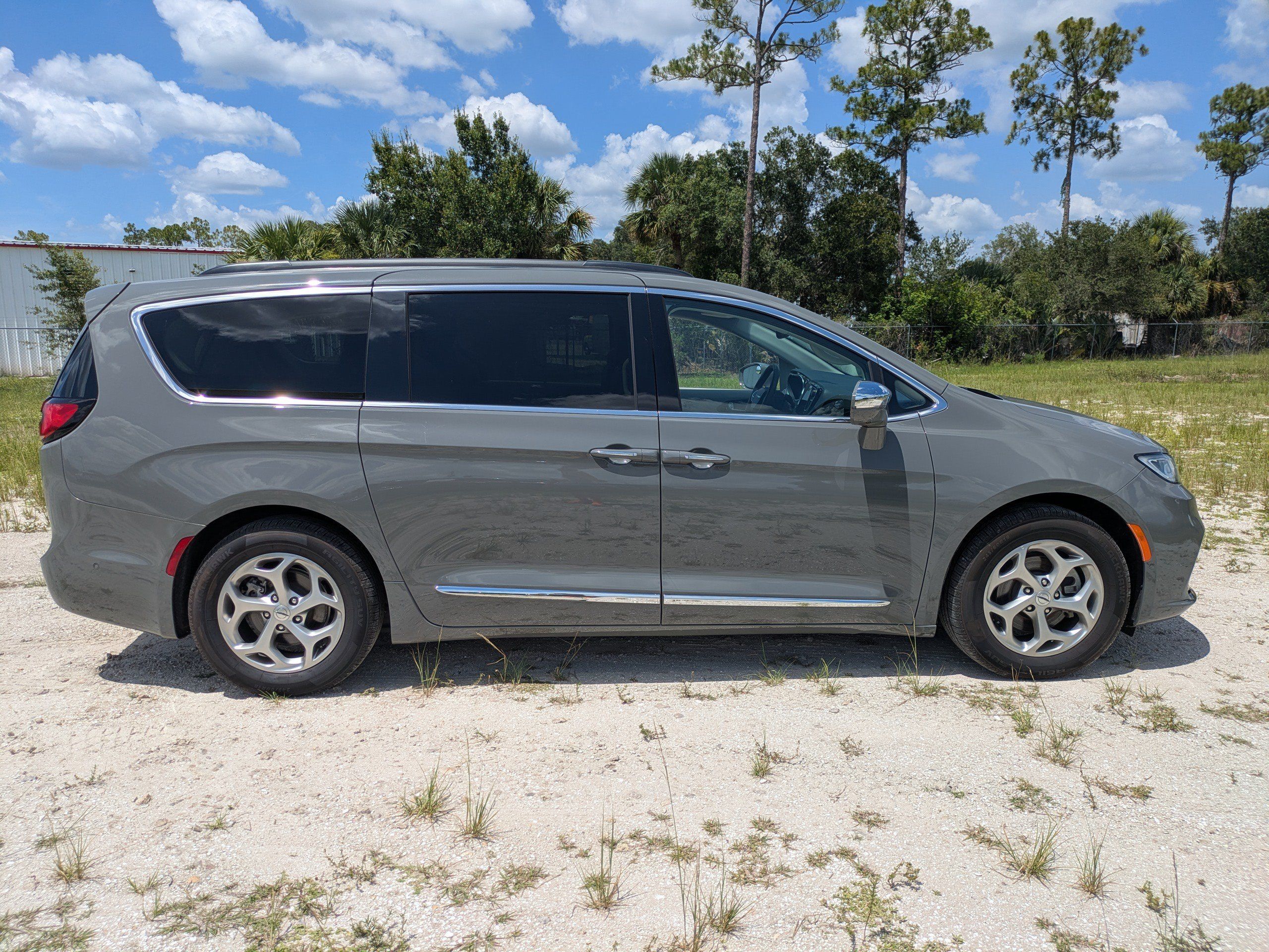 Used 2022 Chrysler Pacifica Limited FWD image 3