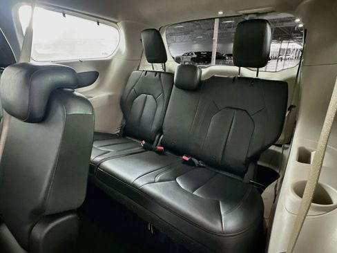 Used 2018 Chrysler Pacifica Touring-L FWD image 28