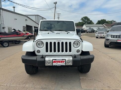 Used 2015 Jeep Wrangler Unlimited Sahara w/ Connectivity Group AWD/4WD image 3