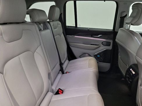 Used 2022 Jeep Grand Cherokee Overland w/ Advanced Protech Group III image 19