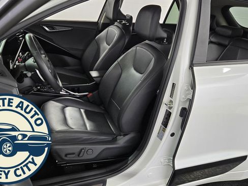 Used 2023 Kia Niro SX image 24