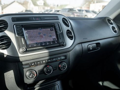 Used 2016 Volkswagen Tiguan SE image 19