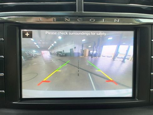Used 2018 Lincoln Continental Select AWD/4WD image 11