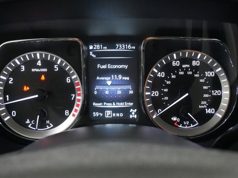 Used 2017 Nissan Titan SV image 16