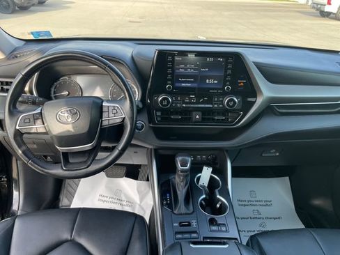 Used 2022 Toyota Highlander XLE AWD/4WD image 22