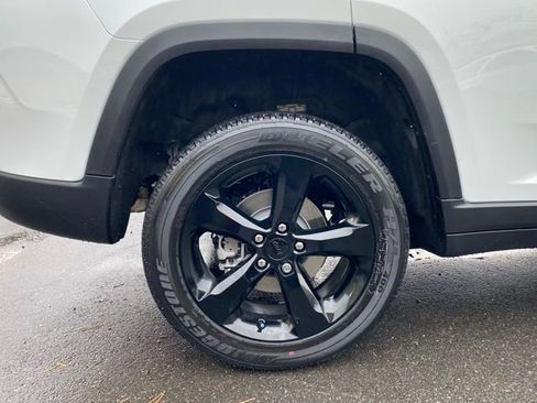 New 2025 Jeep Grand Cherokee Altitude image 18