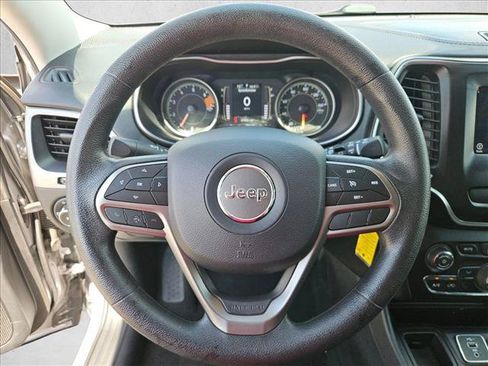 Used 2019 Jeep Cherokee Latitude w/ Popular Appearance Group FWD image 11