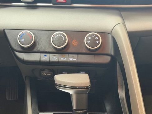 Used 2021 Hyundai Elantra SE FWD image 14