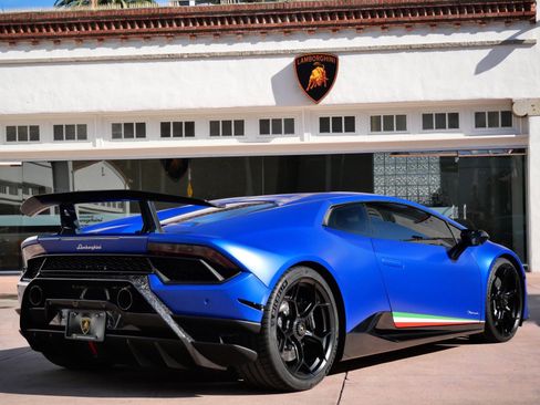 Used 2018 Lamborghini Huracan Performante image 3