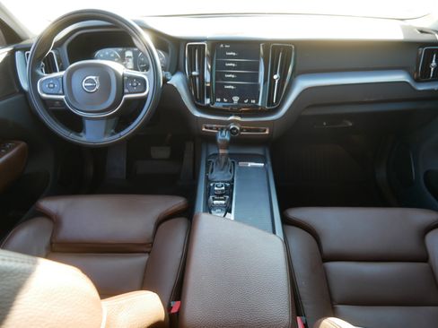 Used 2019 Volvo XC60 T5 Momentum w/ Multimedia Package image 10