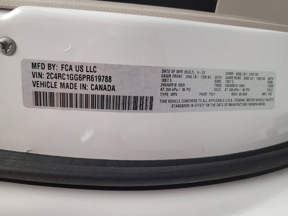 Used 2023 Chrysler Pacifica Limited FWD image 33