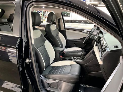 Used 2025 Volkswagen Taos SEL image 10