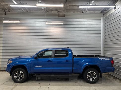 Used 2018 Toyota Tacoma TRD Sport image 8