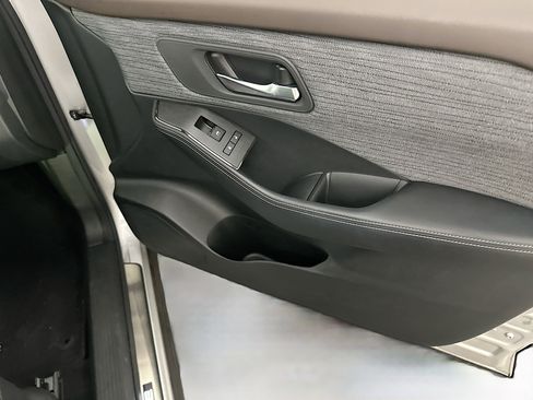 Used 2023 Nissan Rogue SV image 31