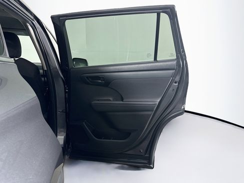 Used 2022 Toyota Highlander LE image 31